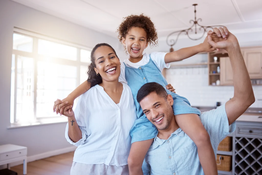 O que é consórcio e quando ele é a melhor escolha — família feliz em casa.